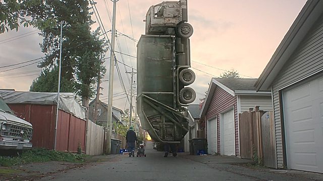 男人身体意外和卡车融为了一体，只能扛着卡车生活，搞笑奇幻短片《吸铁人》