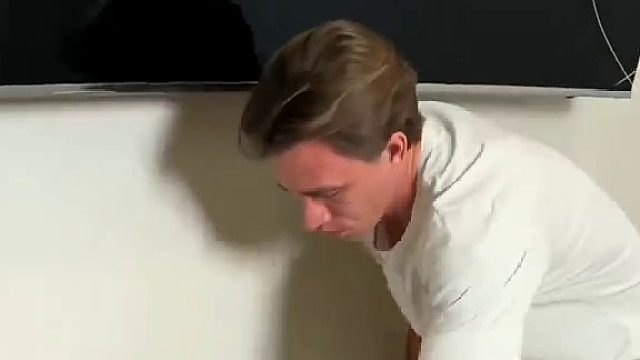 当小哥用墙洞作出童年回忆