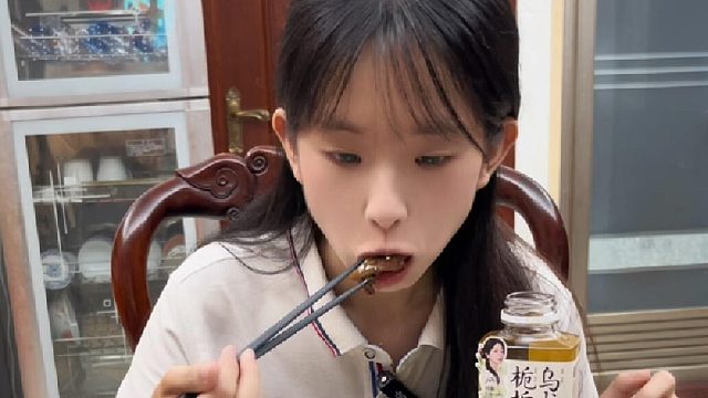 一家人吃糖醋排骨地三鲜辣椒炒肉晚餐