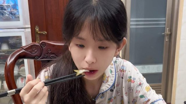 一家人吃冬阴功青椒牛肉酸梅鱼晚餐