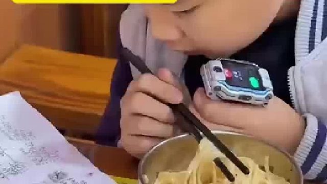 妈妈拍下儿子在拿手表讲题 原来学习的动力在这呢