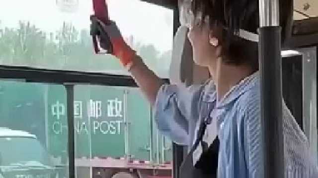 美女用逃生锤救命，事实证明找聪明人拿锤子很关键