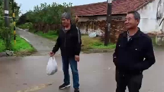 男子到山东老家认祖归宗，路边随口一问 居然问到亲叔叔，网友：握手这里感动了