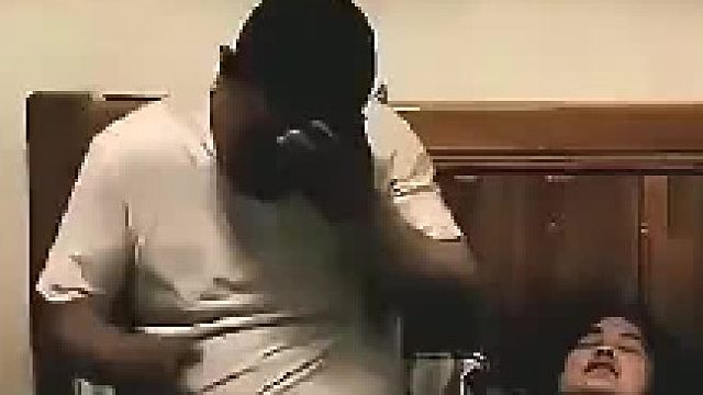 男子睡觉关灯，不料身后老婆突然变身，人吓人吓S人