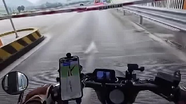 男子为冲上高速使出浑身解数，收费员耐心劝阻也无济于事。网友直呼：这分明是强行闯卡