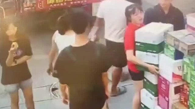 他想不明白为什么搬不了两箱