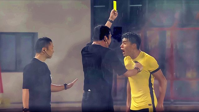 半场罚下两人！孙捷蹬踏于汉超黄改红，张呈栋怒喷裁判黄加红