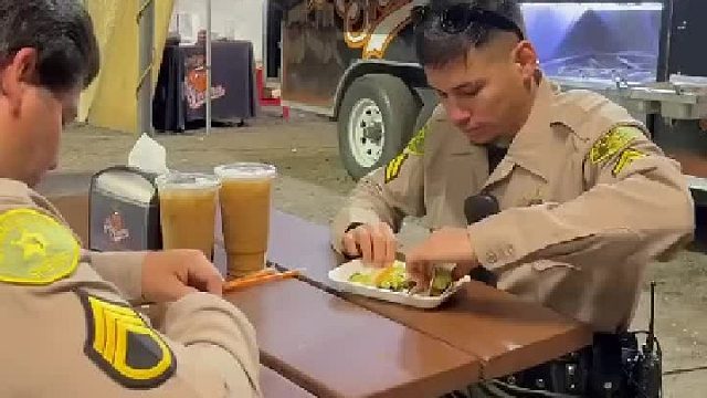 警察：嗨，走吧不抓你。我们下班了。