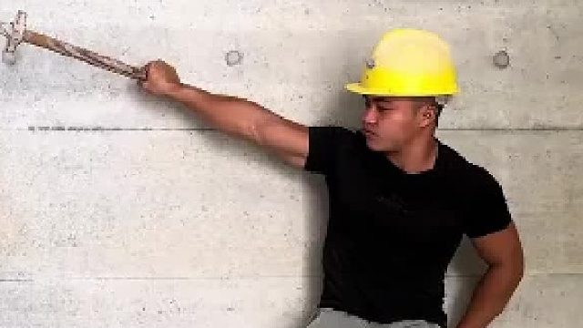 男子看似站着抓住钢筋，下一秒才发现是支撑着