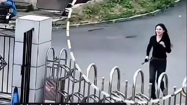 女子上课经常迟到，学校特意给她做了个横幅