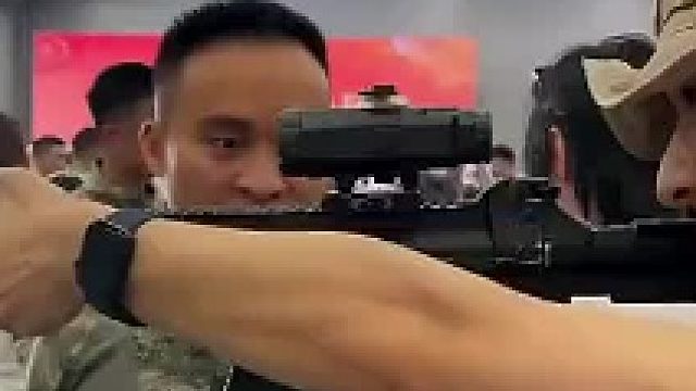 游客举枪惊险瞬间 班长眼神突变引热议