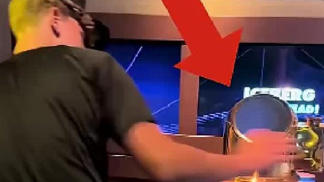 这个兄弟认为自己可以救下泰坦尼克号，便来到体验馆中进行测试