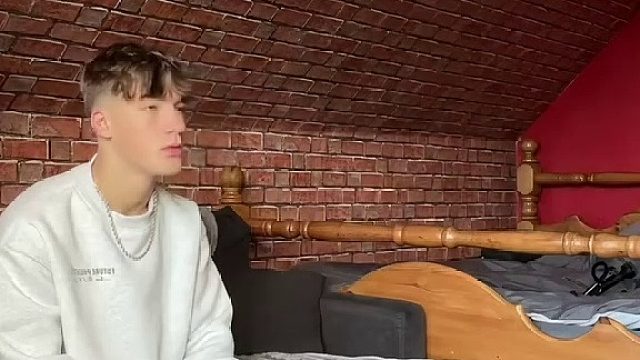 当小时候你在看电视爸爸在电话响了你着急忙慌的给爸爸送电话时