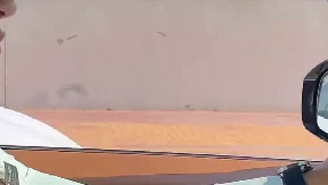 当他们排队进停车场看见美女打招呼准备认识一下时