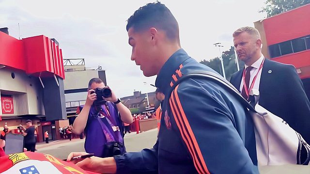 榜样的力量！C罗告诫球迷：不要拿乱签名，武磊也曾拒绝