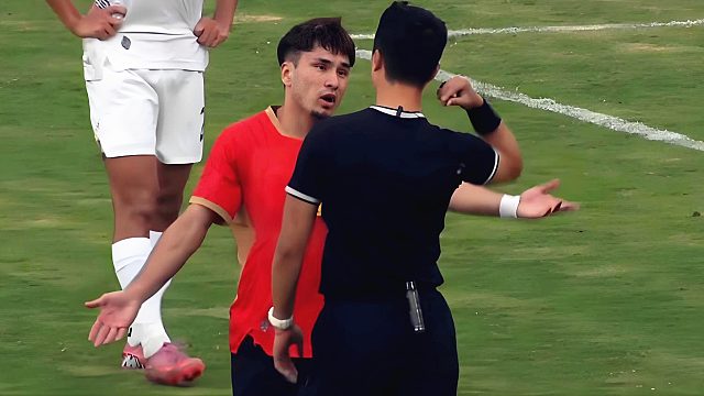 暴脾气！中甲球员不满判罚踢烂角旗杆，比赛被迫暂停5分钟