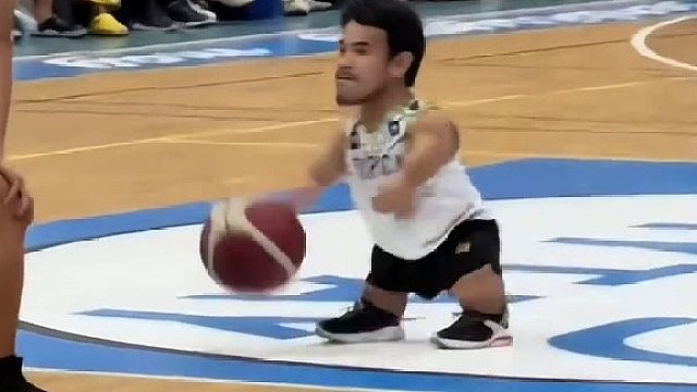 当小矮人带球过人扣篮时