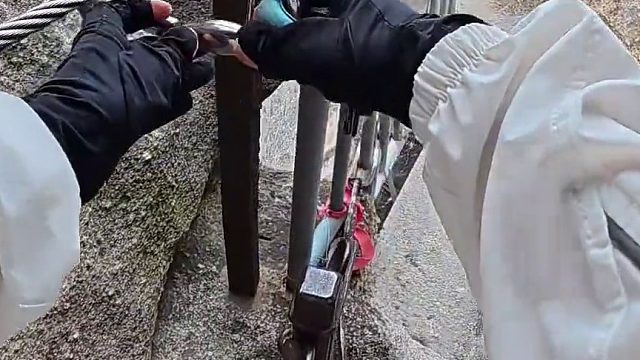 女生沉浸式第一视角带你体验华山长空栈道 看我怎么手拿把掐的