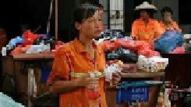 预算就雇一个佝偻阿姨搬行李校方让保洁住公厕太扎心