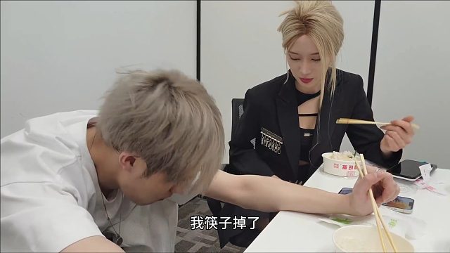 童：筷子掉了！观众：演都不演了！