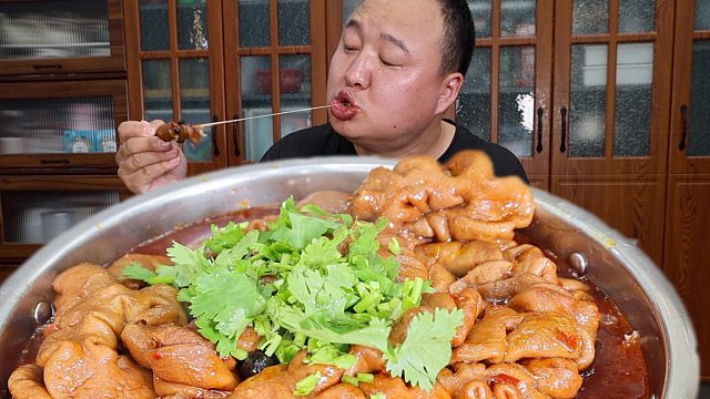 一口沦陷！豆花肥肠也太好吃了，今日份快乐：豆花肥肠自由！