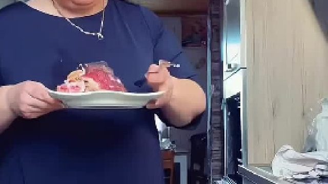 当她只是去拿饮料回来发现丈夫把她的甜点都吃光了时