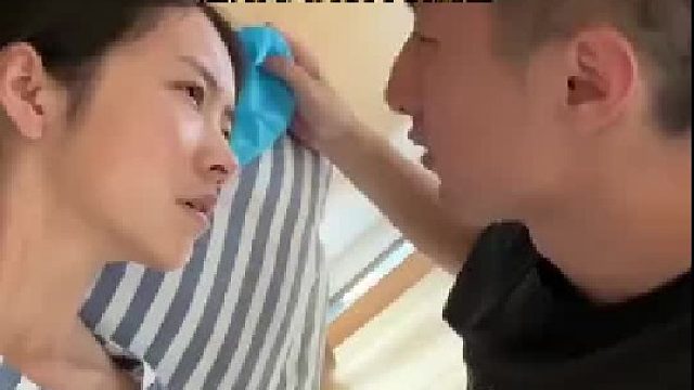 老婆做完手术后男子守护在身边，没想到老婆直接喊起了一陌生男子