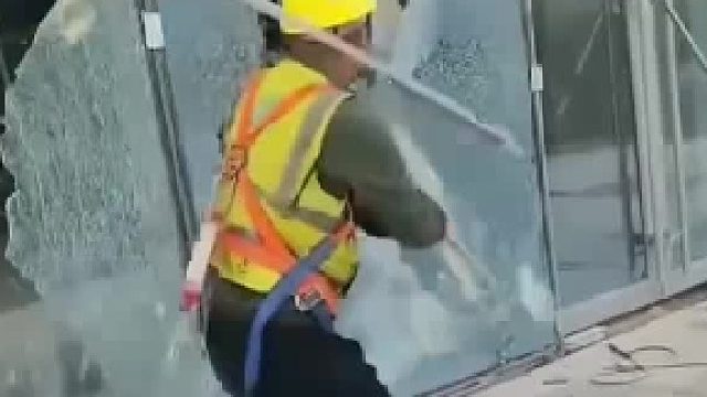 两败俱伤！工人安装玻璃一直被拖欠工资，一气之下将安装好的玻璃全部砸毁