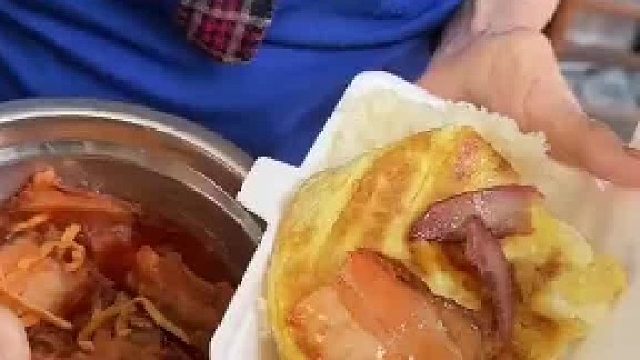 广西街头老奶奶糯米饭，加蛋加肉加香肠五元
