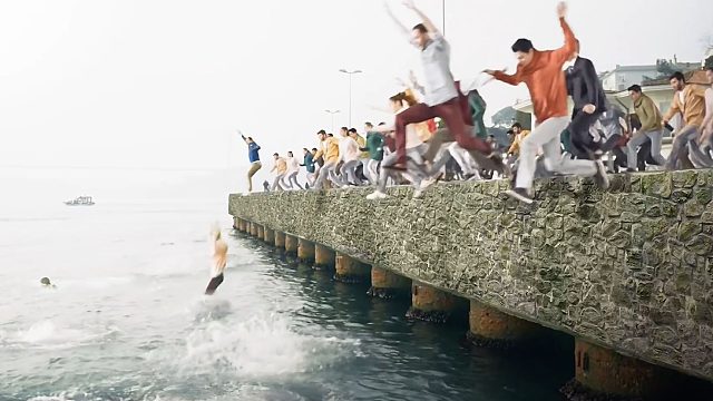 这群人排队往海里跳,只想赶紧游到对岸去,短片《排队跳海》