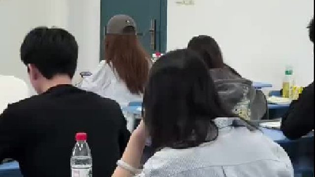 当哥哥到妹妹教室给她送包，引起全班同学起哄