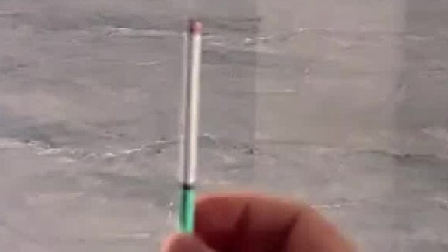 男子通过在屋里点烟，判断这屋子能不能搬进来住