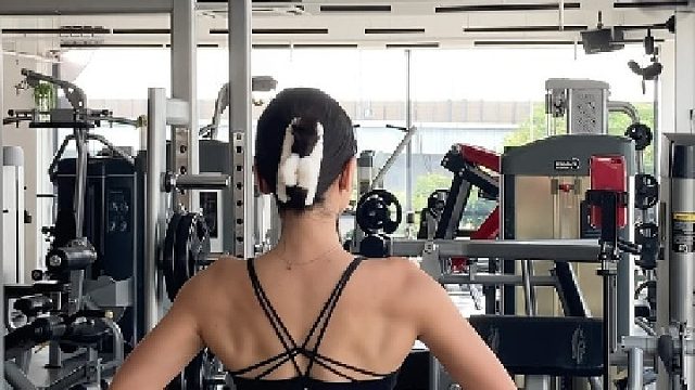 永远不要跳过在健身房中最令人满意的环节，展示肌肉