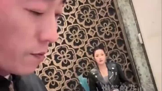 看到大哥要点烟，美女立马帮助挡风，结果万万想不到！