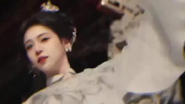 翩若惊鸿，婉若游龙，荣曜秋菊，华茂春松。髣髴兮若轻云之蔽月，飘飖兮若流风之回雪