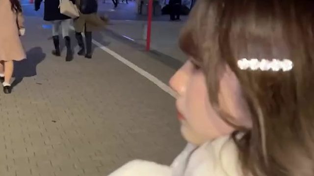 夜景街头的浪漫长发倩影