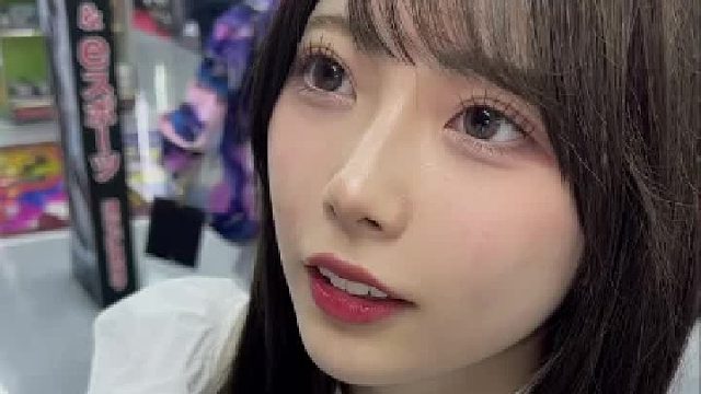 游戏少女的专注魅力瞬间