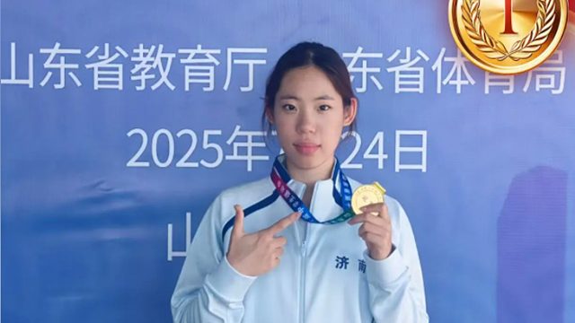 炸裂！17岁中国女飞人跨栏上演狂飙破纪录，后程发力太恐怖了