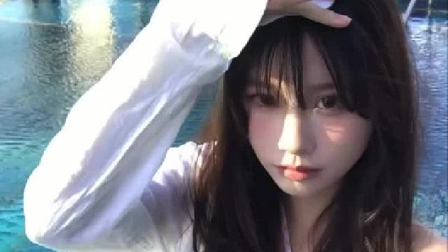 泳池边的清爽少女风情