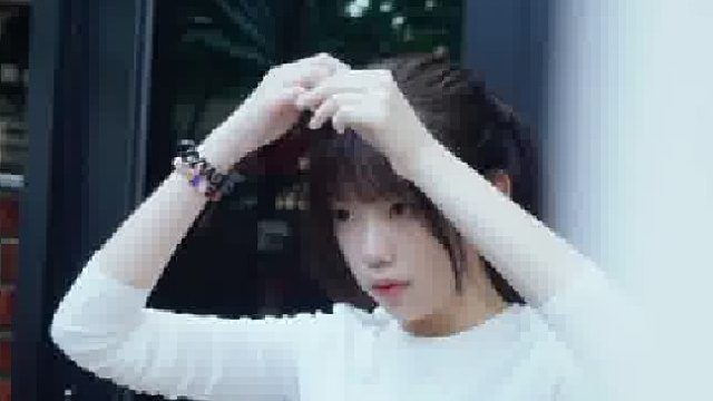 夏日街头，白裙女孩的慵懒氛围感