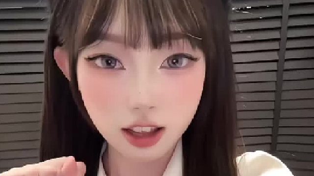猫耳少女的俏皮自拍瞬间
