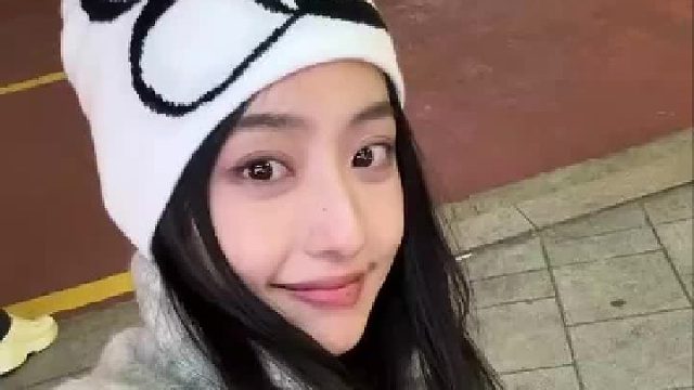 毛绒甜酷女孩的冬日个性穿搭秀