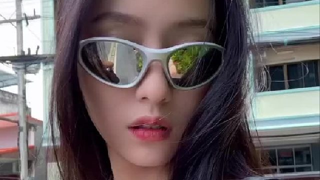 赛博风墨镜潮女的街头吸睛时刻