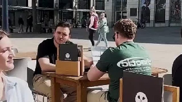 巨型食物恶作剧，根本难不倒她。