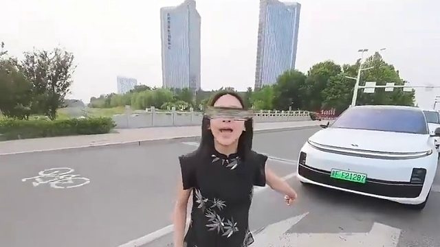 直行加右转车道到底谁先走？