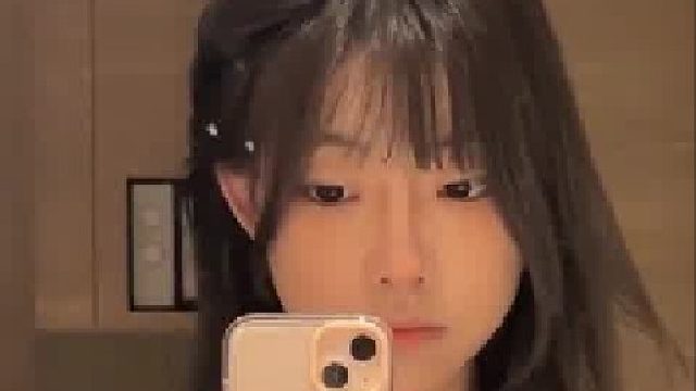 暗黑甜妹自拍，时尚感狠狠拿捏