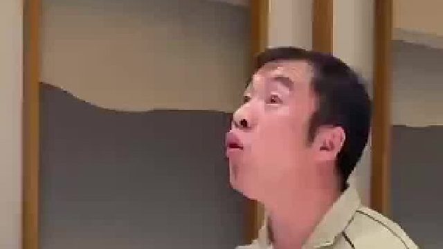 酒桌上女销售被顾客灌酒