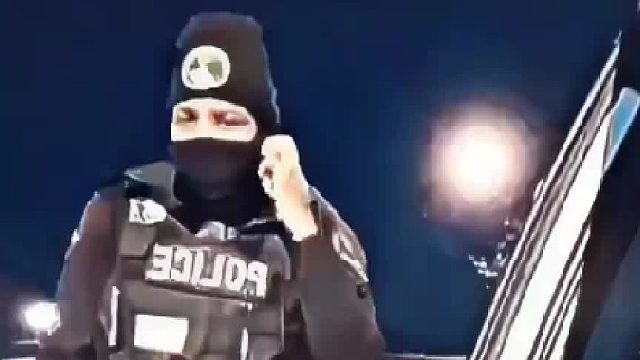 看就是刚从黑帮转行到警察的