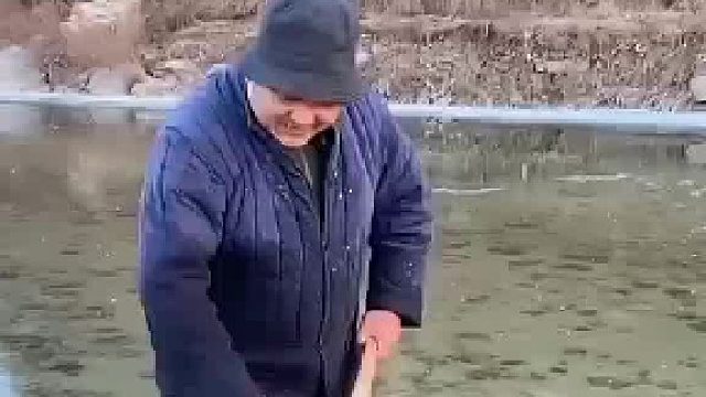 男子在结冰的水下发现一块石头，砸开一看 果然是好东西，“真怕冰破的那一刻 他人掉下去”