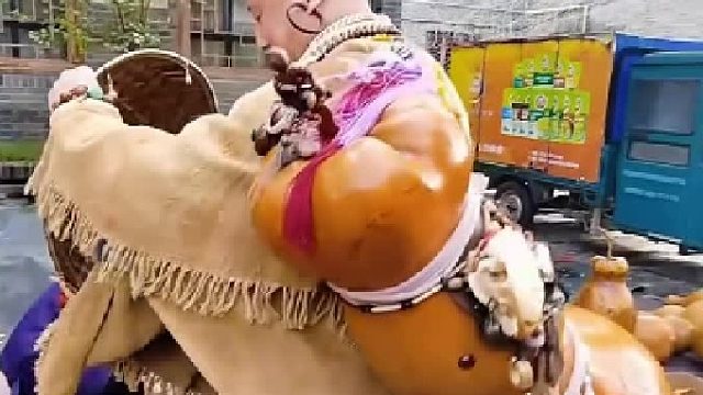 街头碰到一位行者背着大葫芦，这个葫芦一万元都不卖，网友：葫芦是如何养这么大的